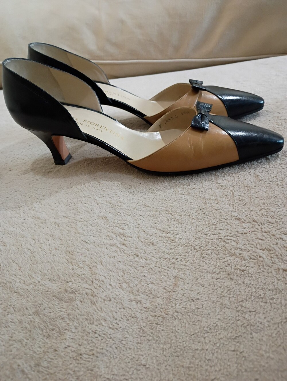 Silvia Fiorentina Two-Tone Black and Tan Pointed Kitten Heel Pumps with Bow - Picture 3 of 9